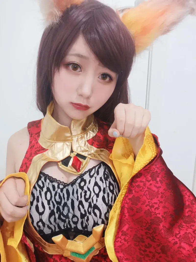 弦音sic海外Coser名称识别与作品整理 弦音sic公开Cosplay近景照片，红黄配色服装与角色装饰细节