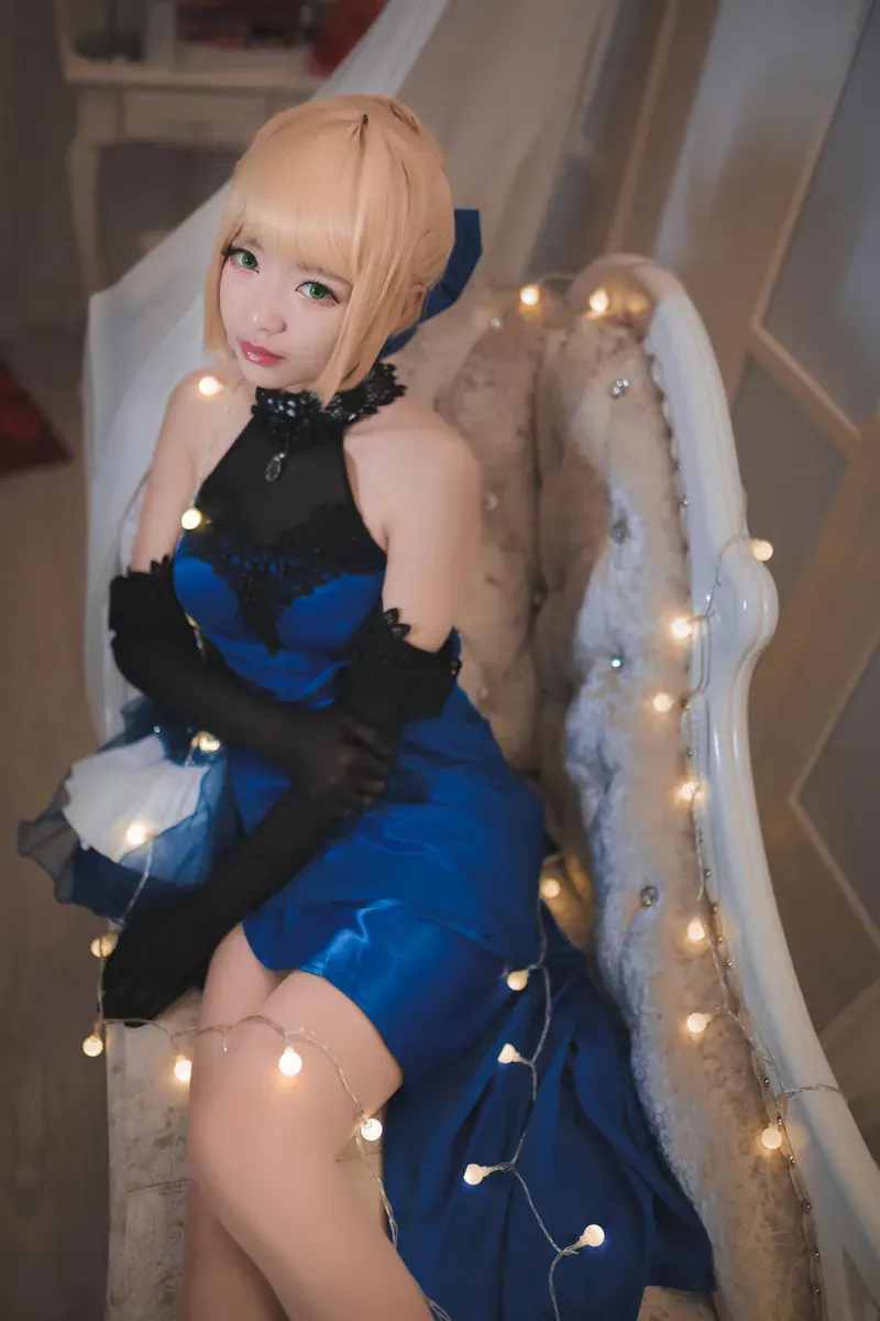 大大卷卷小卷cosplay海外名称与作品整理 大大卷卷小卷蓝色礼服Cosplay室内照片