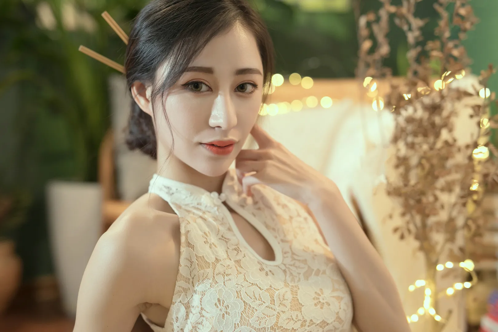 尤蜜丝海外名称 尤蜜丝室内人像照片,人物穿白色蕾丝服装面对镜头