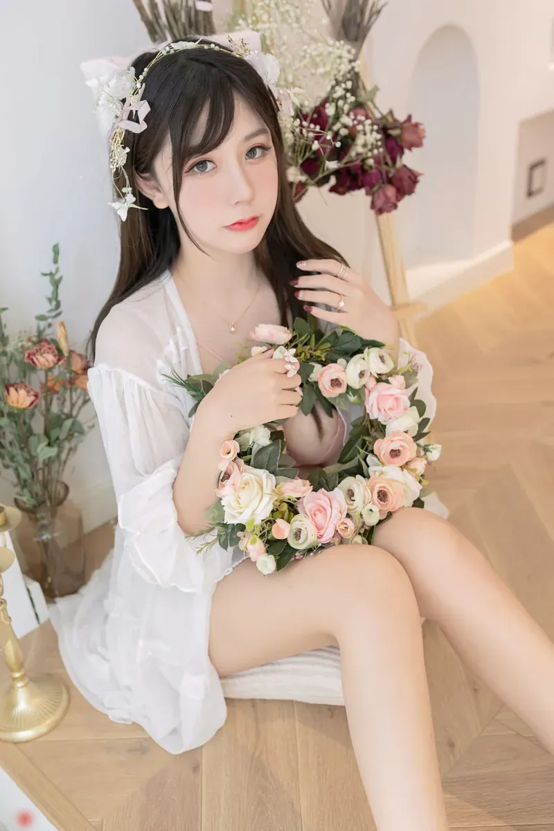 三度_69 cosplay海外名称与写真作品 室内花环主题造型照片，人物穿白色服装并手持花束