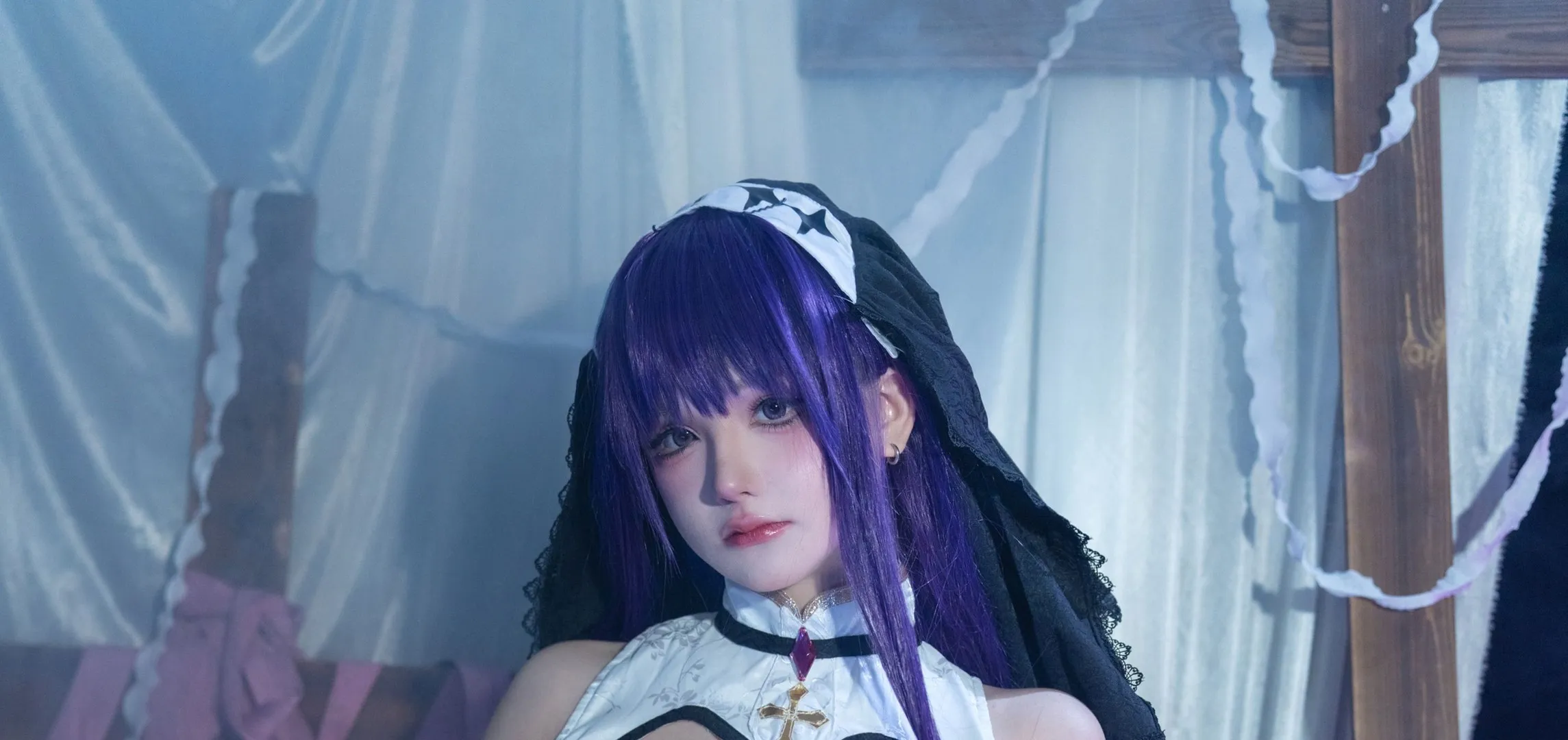 前羽_rr cosplay海外名称识别与作品整理 前羽_rr紫色假发角色扮演照片,白色服装与黑色头饰搭配室内背景