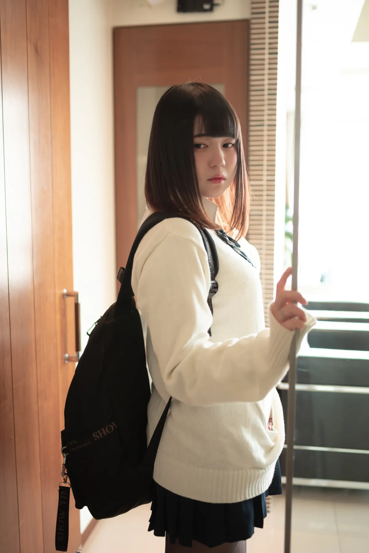 憂貴 Yuki Coser 憂貴简约私服造型图片,白色上衣搭配深色裙装,室内自然光环境