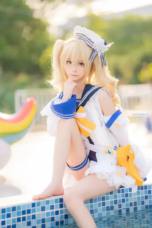 坂坂白海外名称与作品 坂坂白cosplay视觉导读与公开 坂坂白cosplay造型中的蓝白服装、户外背景和自然光线