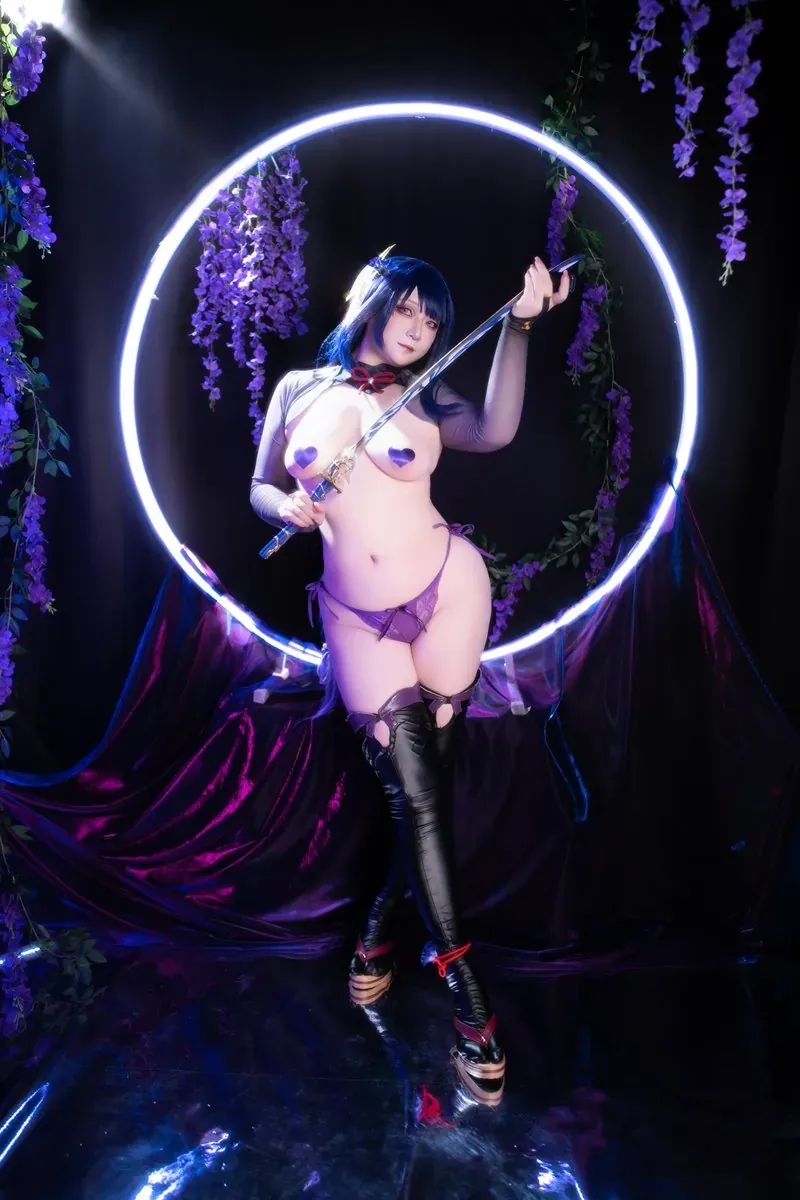 neko酱 cosplay 海外Coser neko酱角色造型照片,人物位于环形灯光中央区域