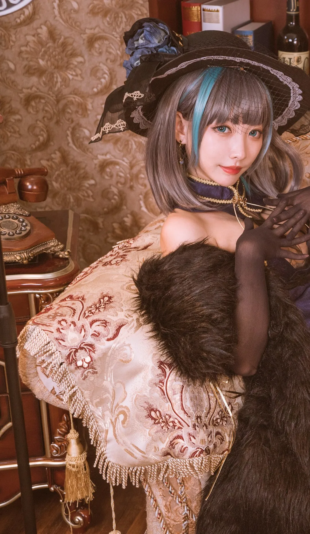 宫本桜 cosplay 海外名称与写真视觉 宫本桜复古帽饰与深色服装造型照片