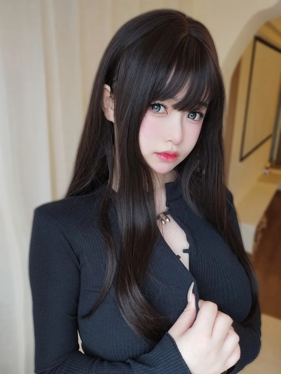 女主K海外名称识别与cosplay 女主K公开造型图片，黑色长发搭配深色上衣的室内人物照片