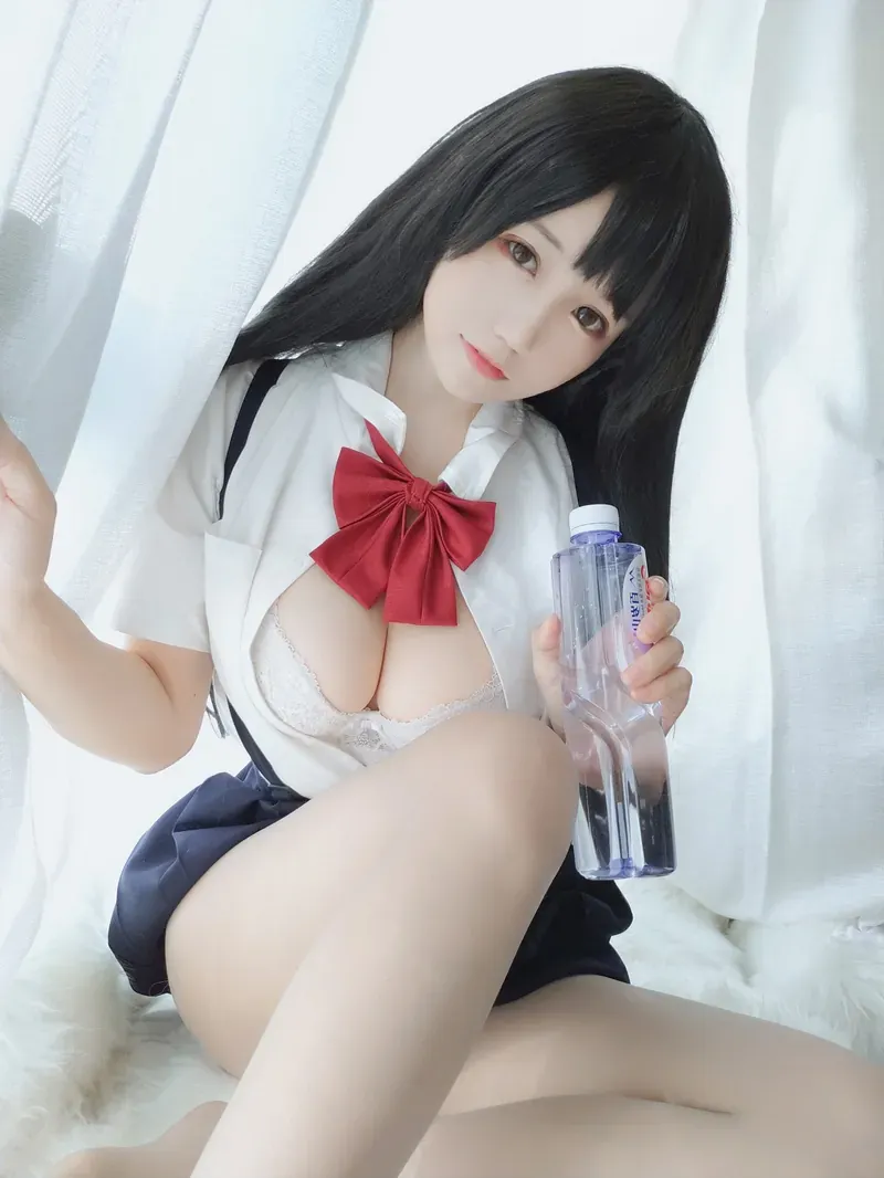小仓千代w cosplay海外名称与作品方向整理 黑色长发搭配白色制服风格服装的室内坐姿画面