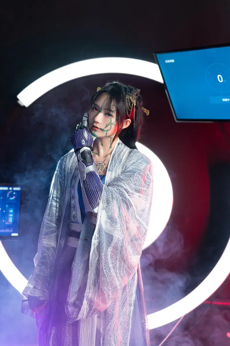 兔子Zzz海外Coser 白色造型服装照片，人物位于环形灯光背景前