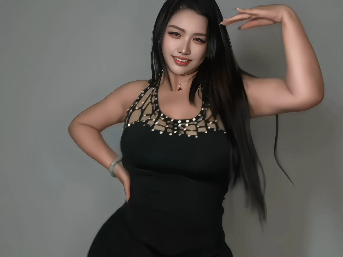 严厉的王指导海外名称与作品整理 严厉的王指导黑色服装长发造型公开图片