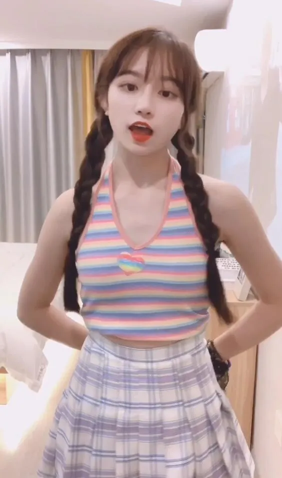 广深虾酱 cosplay 视觉 广深虾酱彩色条纹服装照片,室内背景与双辫造型