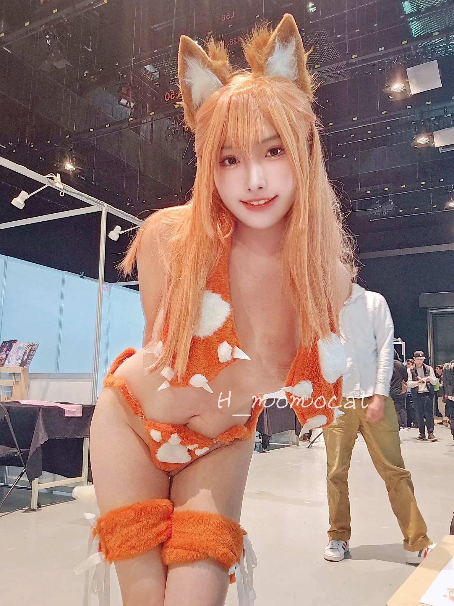 慕慕Momo cosplay与海外名称 橙色兽耳角色造型照片,人物位于活动空间内