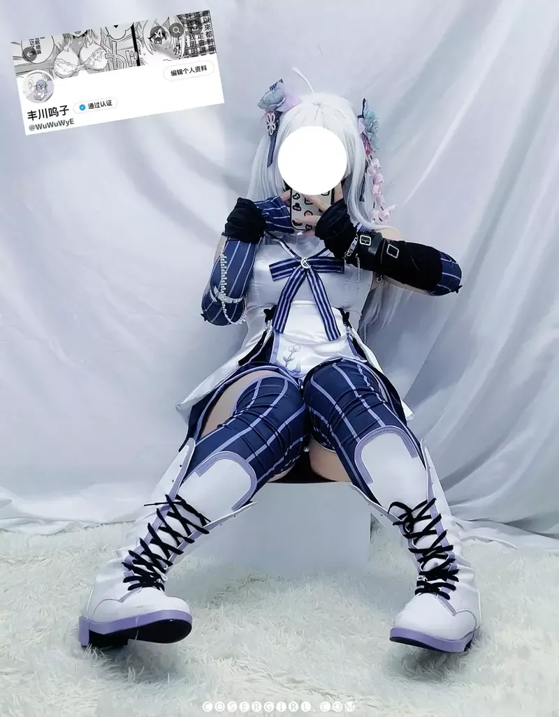 切切Celia 海外名称识别与coser作品 白发角色cosplay造型，蓝白服饰和坐姿构图