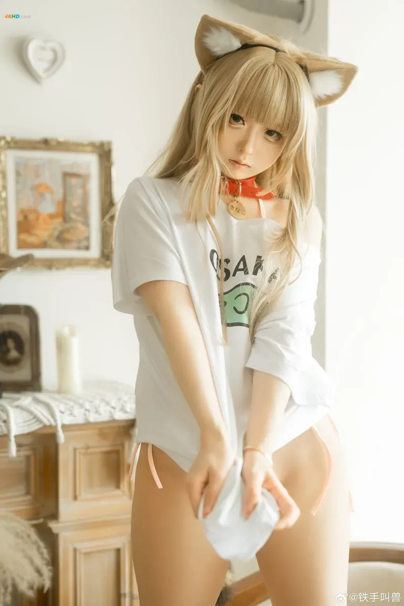 小木曾AYA cosplay与海外名称 小木曾AYA白色角色服装照片,浅色发型和室内空间可见
