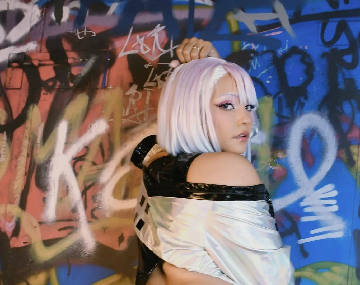 pattie海外Coser pattie白色短发造型图片,黑白服装搭配彩色涂鸦背景