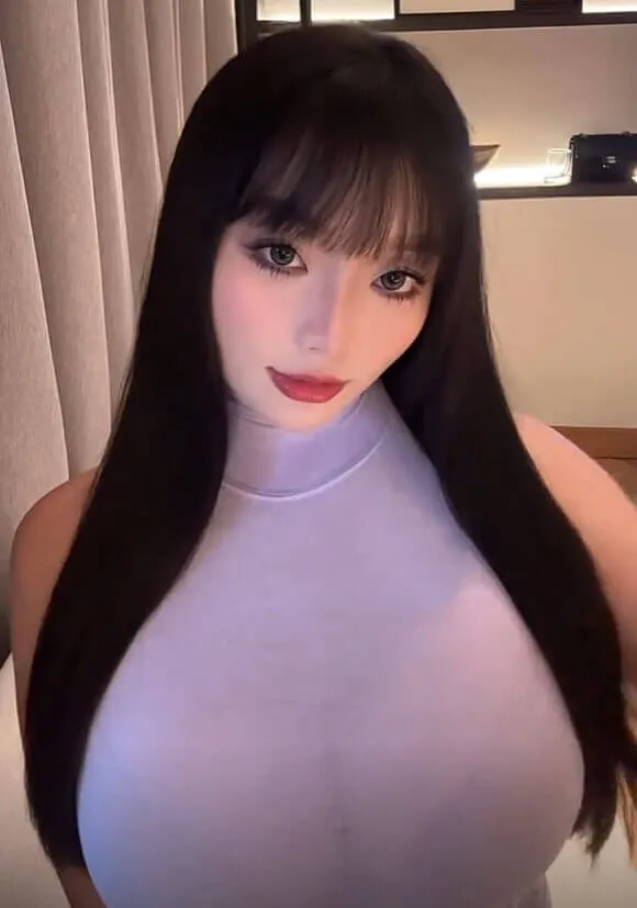 奈奥米Naomi海外名称 奈奥米Naomi近距离人像照片,长发造型与室内背景构图