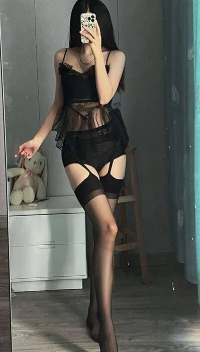 刘雅萌海外名称识别与作品方向整理 刘雅萌深色服饰室内光影造型照片