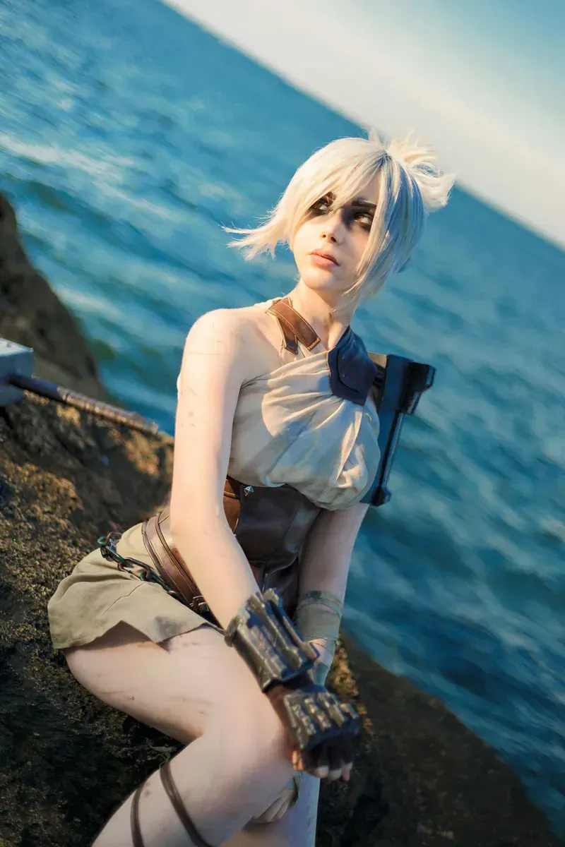 Sayathefox海外Coser Sayathefox白发角色Cosplay海边场景照片