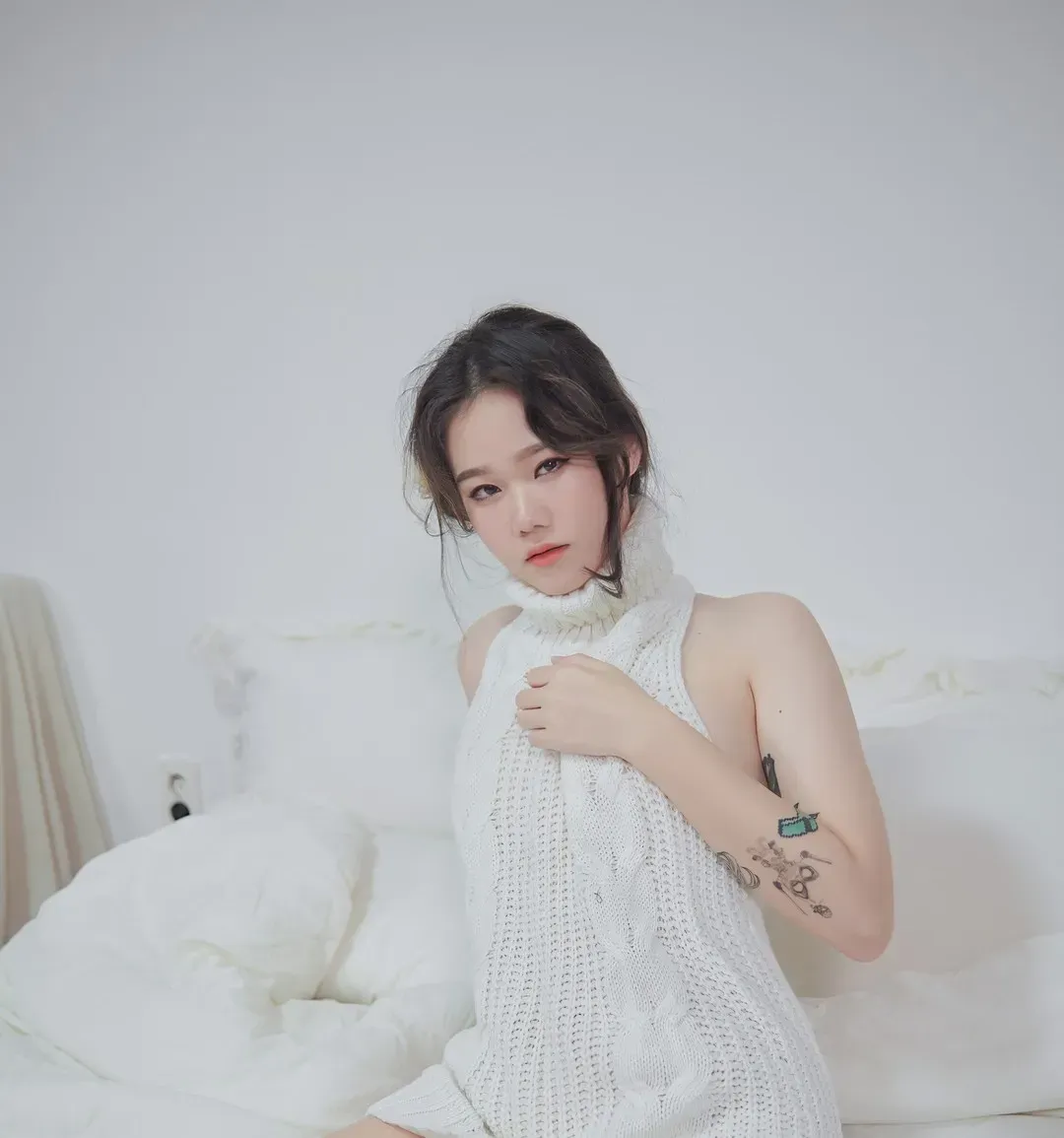 Sira(시라)海外名称与作品 Sira(시라) Coser Sira(시라)穿着白色服装坐在室内环境中的人像照片