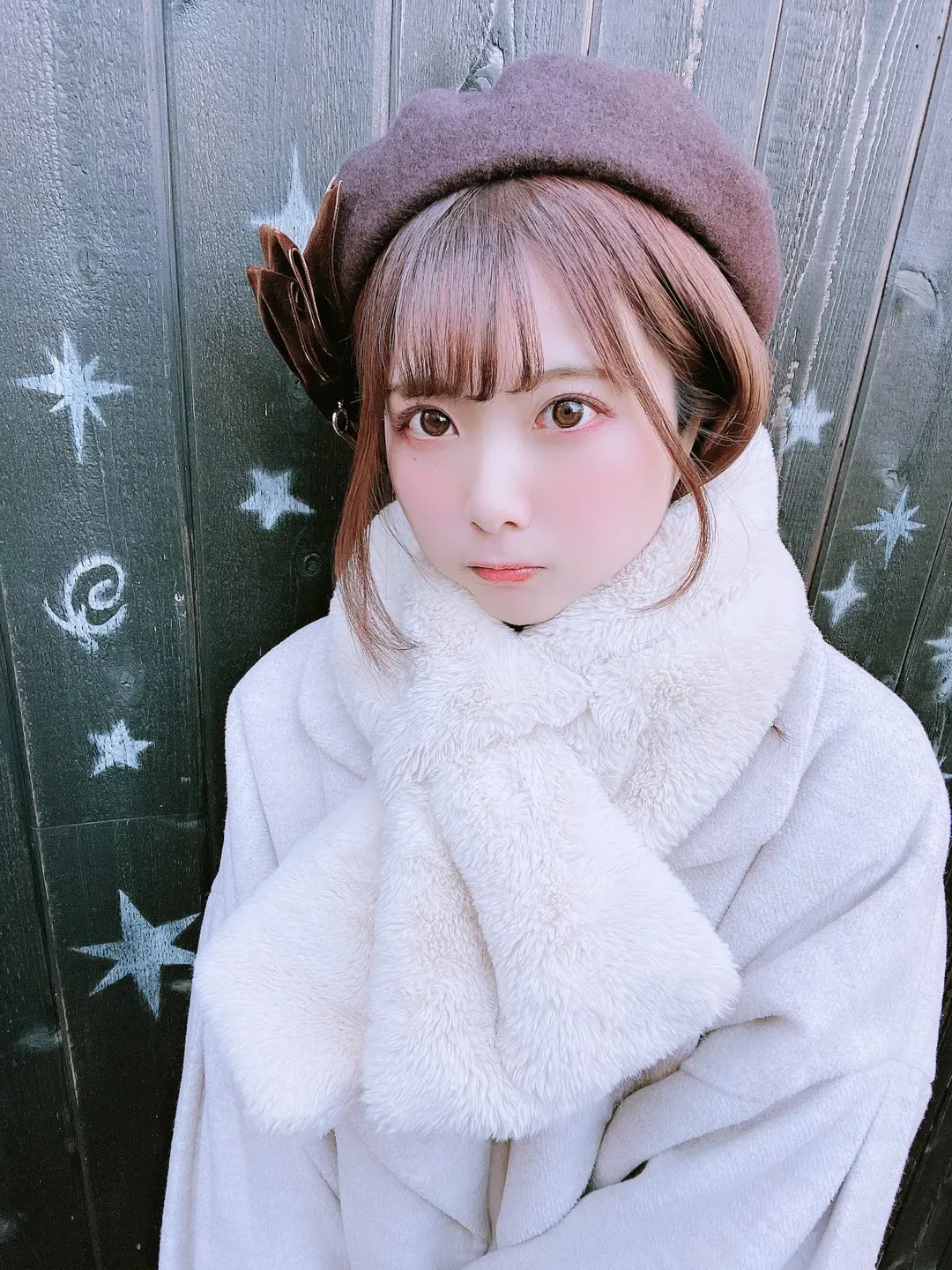 Tomiko (とみこ)海外Coser Tomiko (とみこ)佩戴帽子和白色围巾的近距离照片