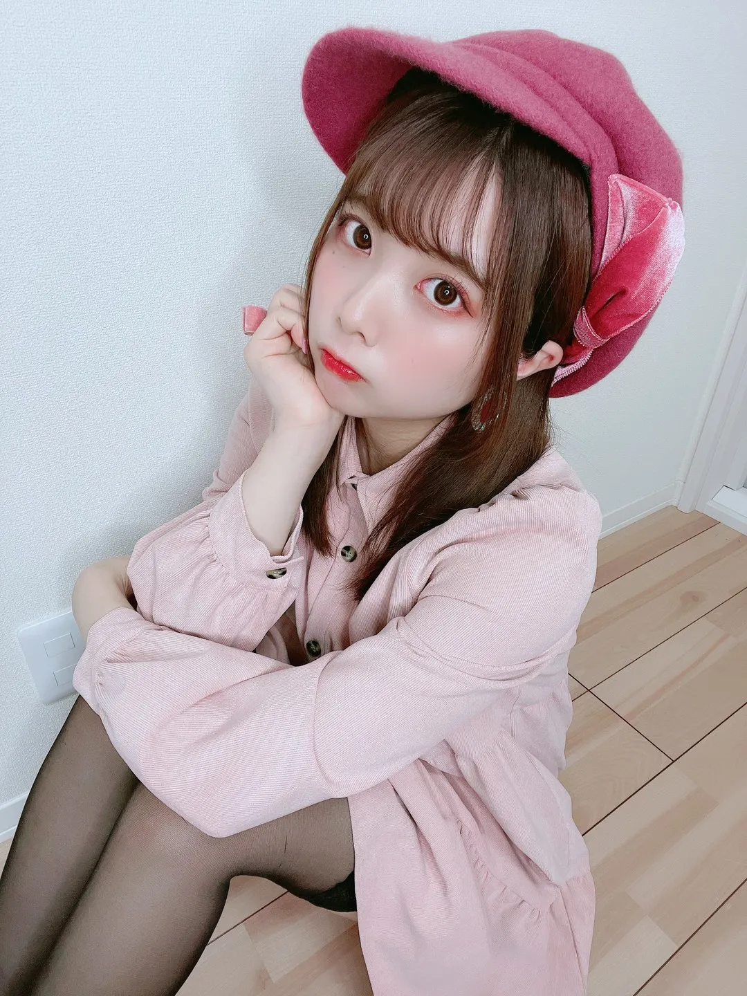 Tomiko (とみこ)海外Coser Tomiko (とみこ)穿粉色服装佩戴帽子的室内造型照片