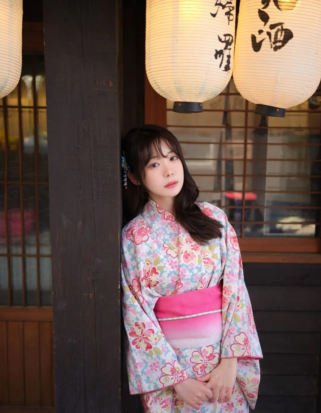 Wuyo(우요)穿着花纹服装站在木质建筑旁的造型照片