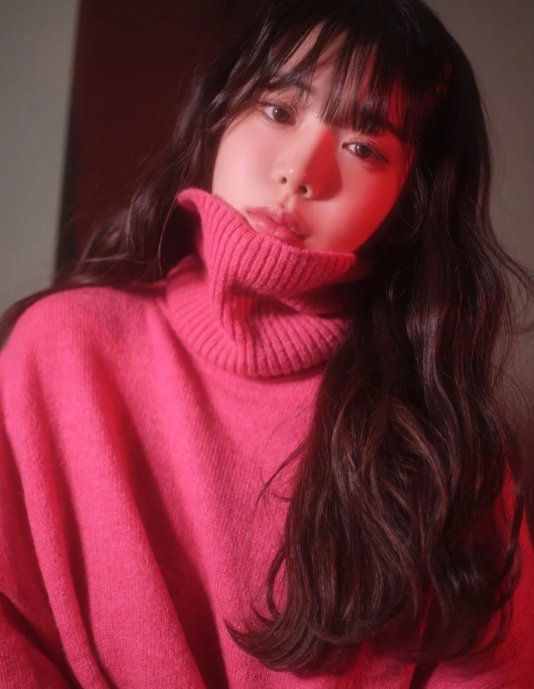 Wuyo(우요)红色针织服装搭配暗色背景的写真