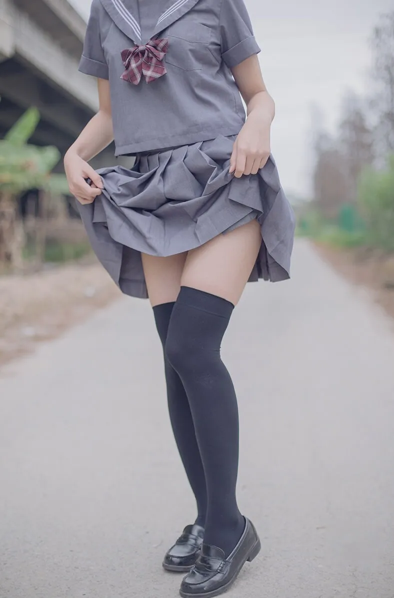 悠宝三岁海外名称与公开作品 悠宝三岁灰色制服风格造型图片,可见灰色服装、深色袜装和户外背景