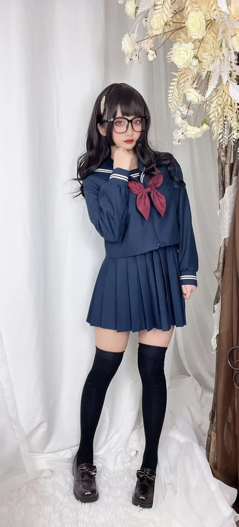 XiaoYing小樱 cosplay 海外Coser XiaoYing小樱深色制服Cosplay站姿照片