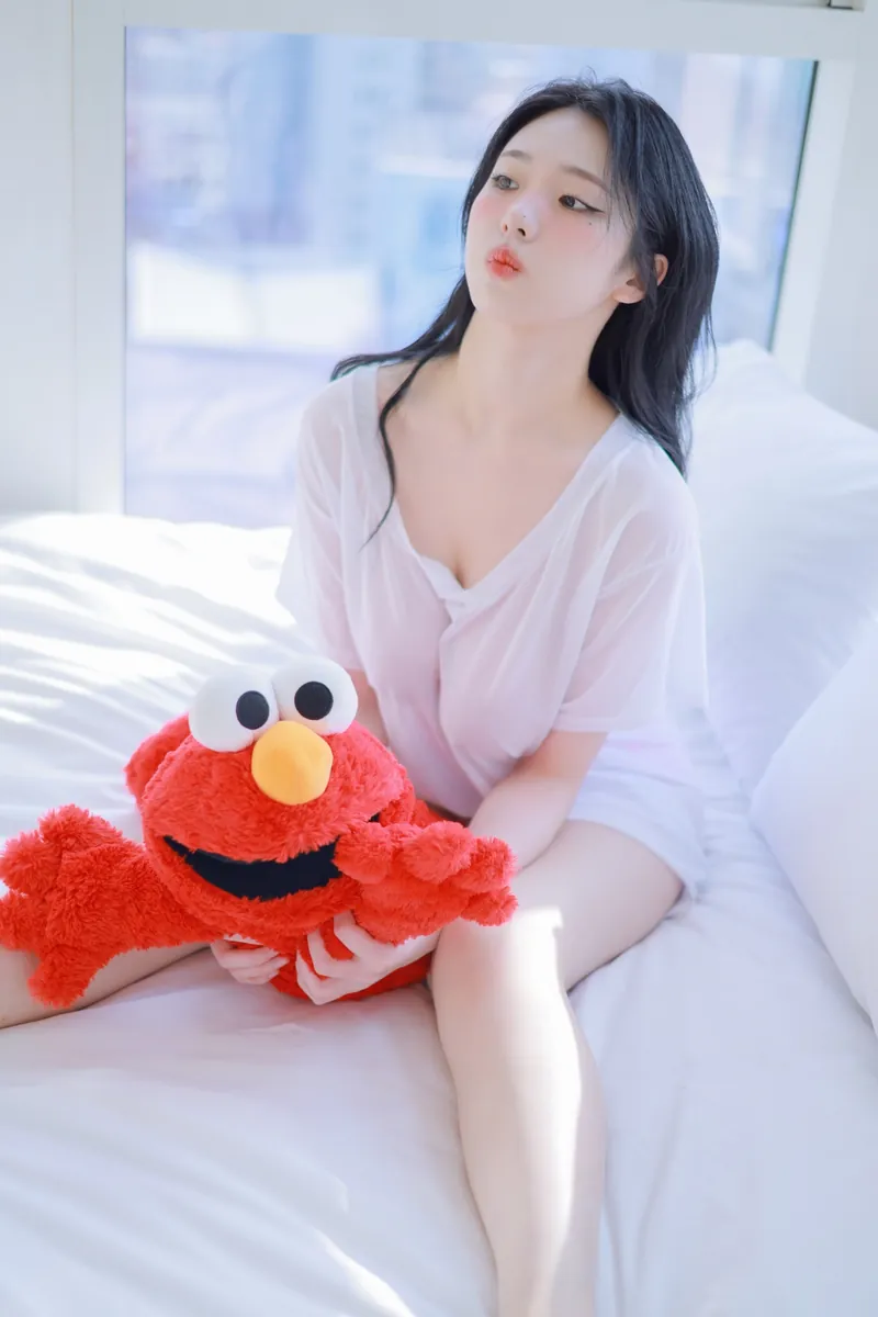 YeonWoo海外名称识别与cosplay YeonWoo白色服装与玩偶场景照片