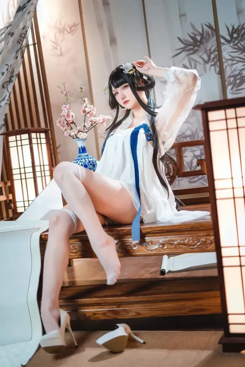 yuki亭与Yuki名称识别|Coser作品与日文标题整理 黑色长发人物穿白蓝服饰坐在木质长椅上,周围有格栅灯、花瓶和竹影装饰