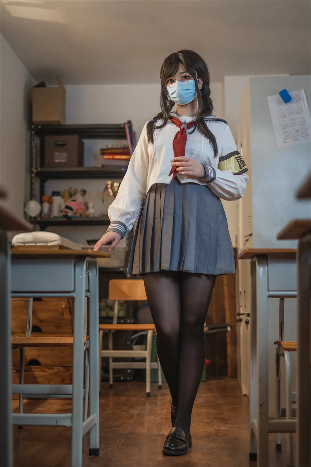 啊日日_Ganlory海外名称识别与Cosplay作品整理 啊日日_Ganlory校园风Cosplay造型照片,展示长发、制服服饰与室内场景