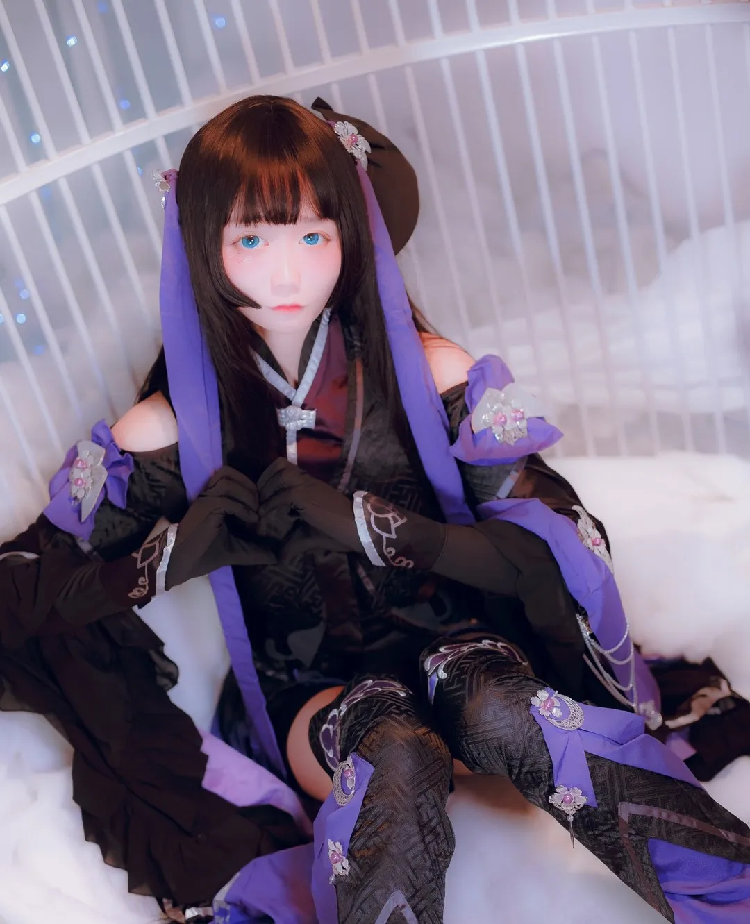 傲娇黑兔 cosplay 海外名称与作品 傲娇黑兔cosplay照片，黑紫色服装搭配短发角色风格的室内镜头