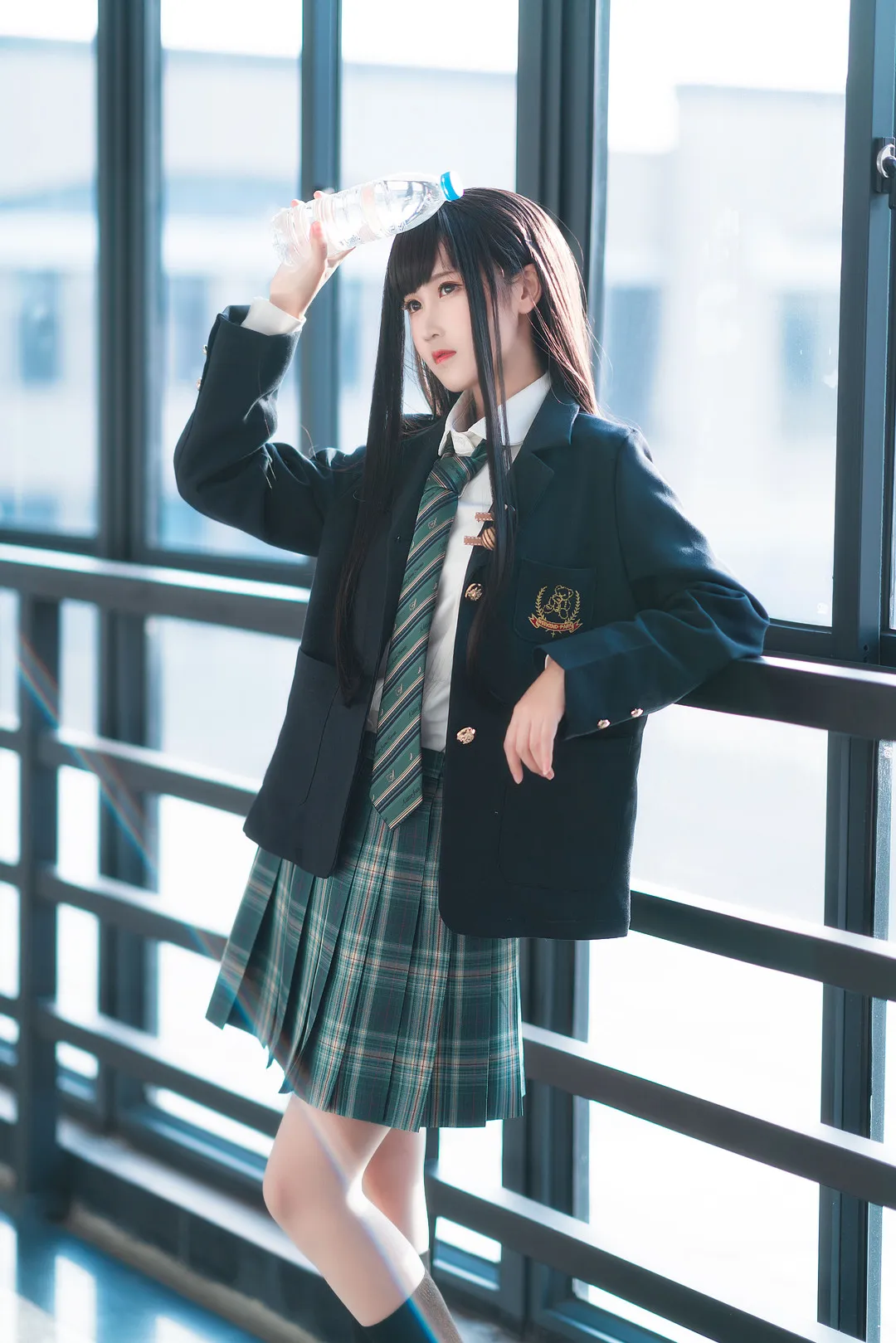 三度_69 cosplay海外名称与写真作品 三度_69制服角色造型，深色外套搭配格纹裙装和窗边环境
