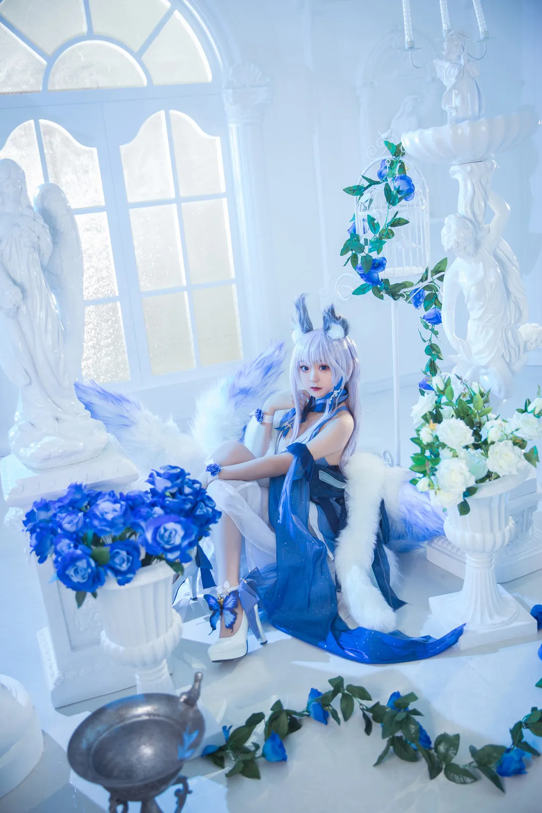 恩田直幸海外Coser名称识别与COS作品整理 恩田直幸蓝白角色Cosplay造型，白色假发与蓝色服装搭配花卉场景