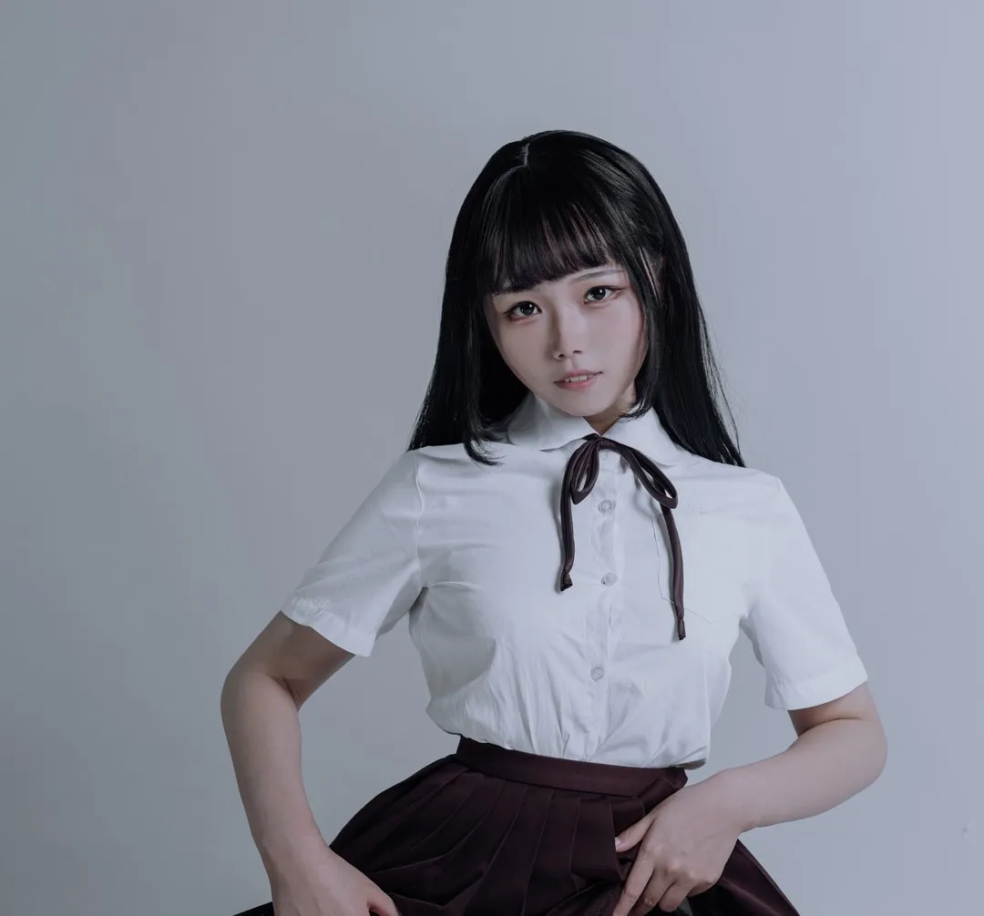 七月喵子海外 Coser 名称识别与作品整理 七月喵子白色服装造型照片,黑色长发和简洁背景