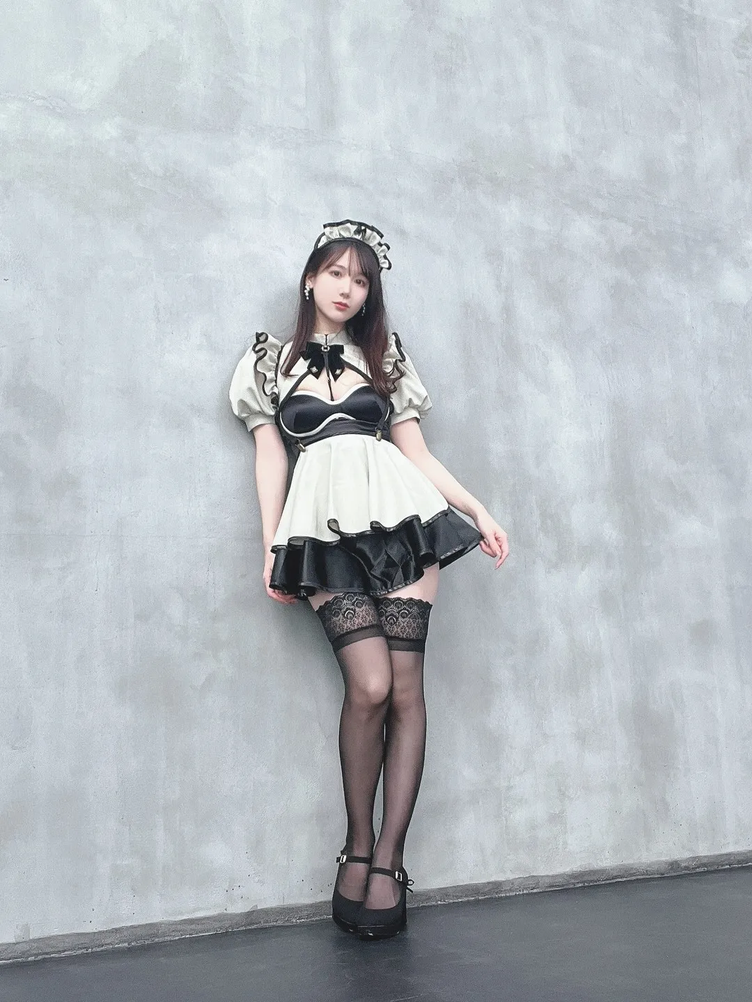けん研（けんけん）海外Coser けん研(けんけん)黑白女仆风服装造型照片