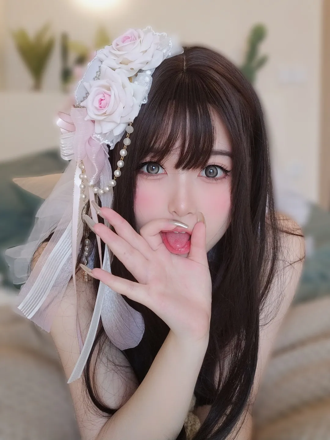 女主K海外名称识别与cosplay 女主K白色花饰造型照片,包含浅色装饰和近距离镜头
