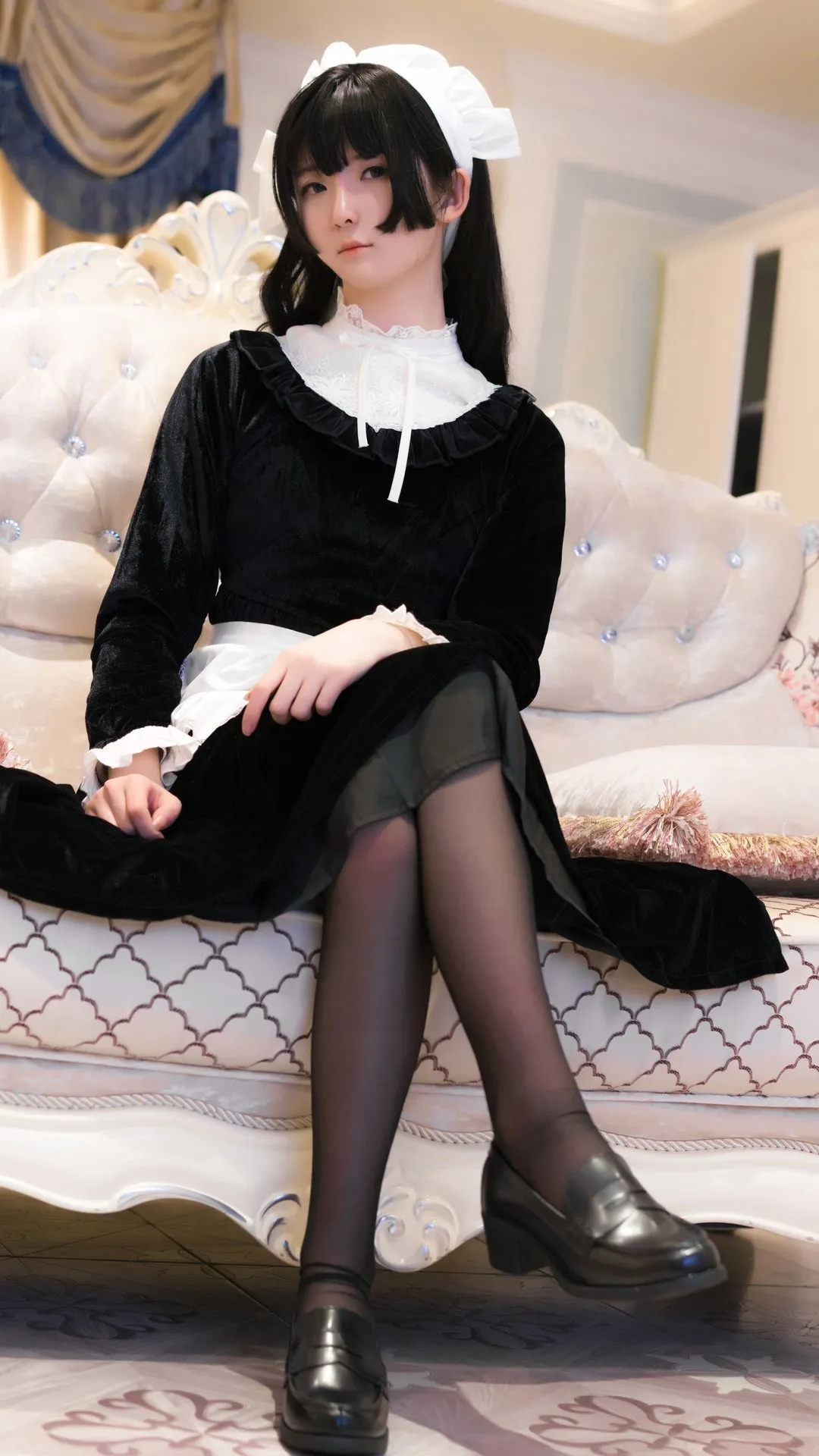 一小央泽海外名称与COS作品整理 黑色女仆风服装造型照片，人物坐在室内沙发区域，包含白色头饰和黑白配色服饰