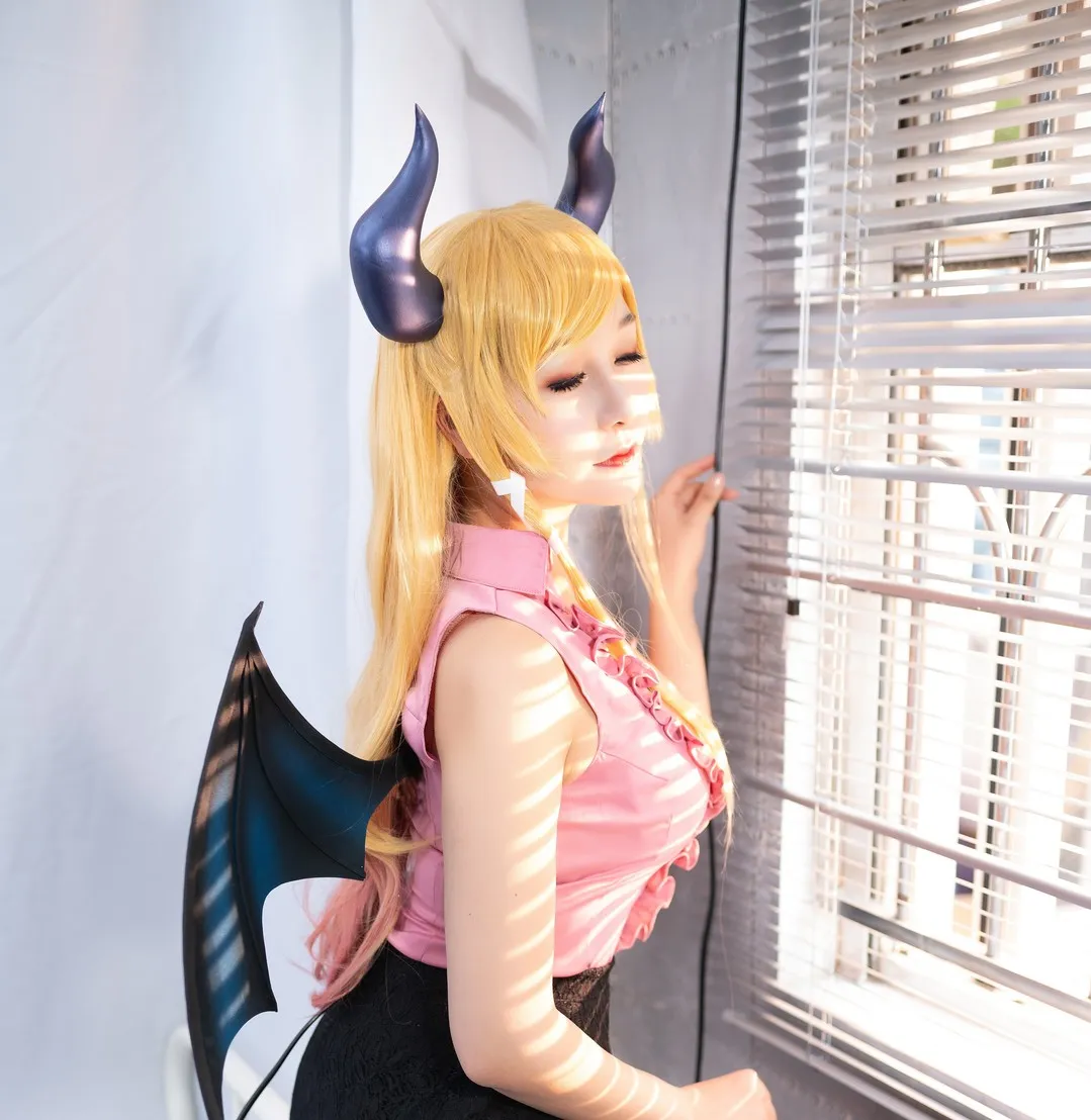 三刀刀Miido cosplay海外名称与作品 三刀刀Miido奇幻角色造型，金色假发与角饰元素搭配室内窗边光线