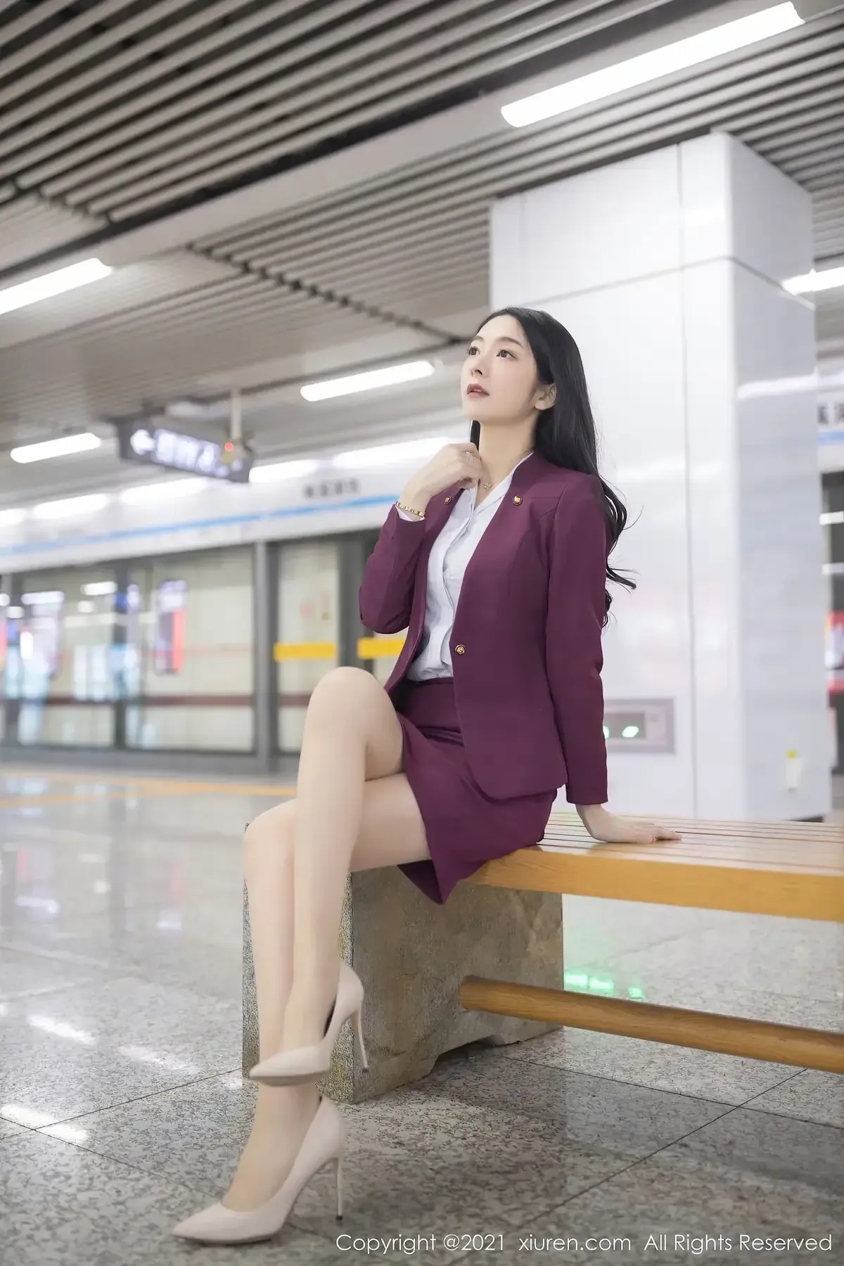 angela小热巴海外Coser angela小热巴正式服装坐姿照片