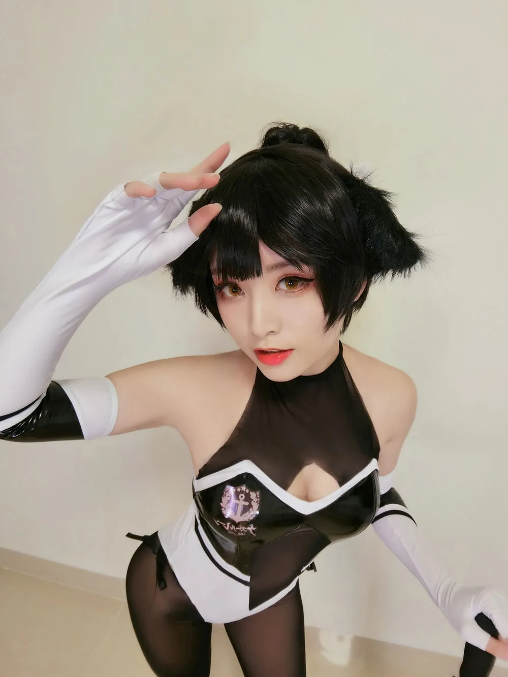 安妮yoo cosplay海外名称与作品整理 安妮yoo黑白风格造型图片，黑白服装搭配手臂姿态和近距离镜头