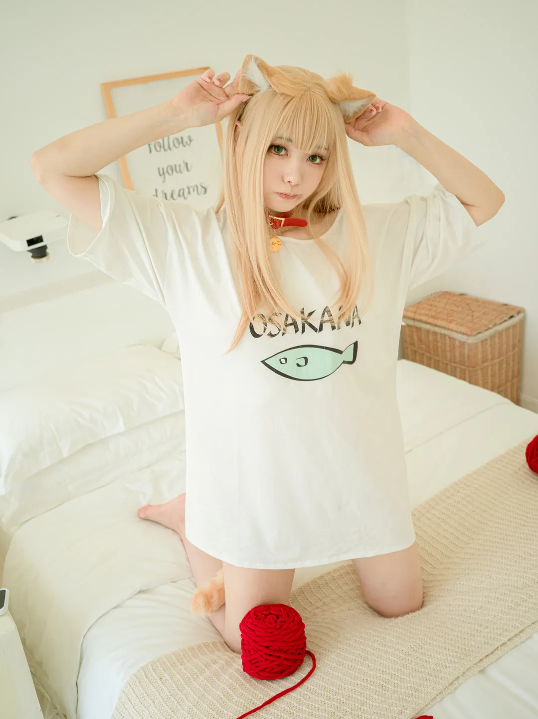 安食Ajiki海外Coser 安食Ajiki猫系风格COS照片，浅色服装与角色动作展示