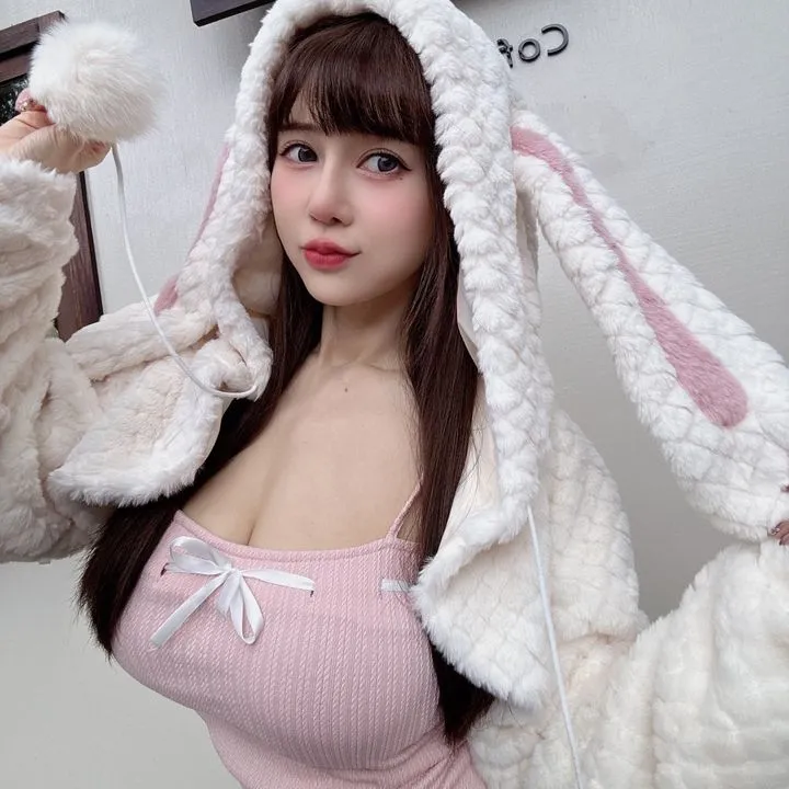 安希Anxi cosplay跨语言名称与视觉 安希Anxi粉色服装造型图片,兔耳配件搭配近景镜头和角色化风格