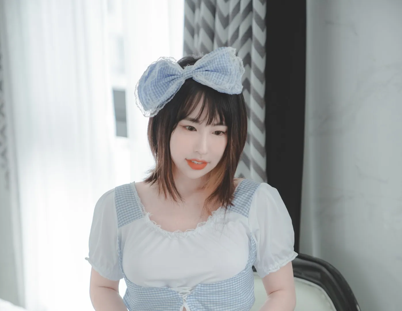 Uhye(이유혜)海外Coser Uhye(이유혜)浅色服装造型图片，人物佩戴蝴蝶结装饰，背景呈现柔和光线