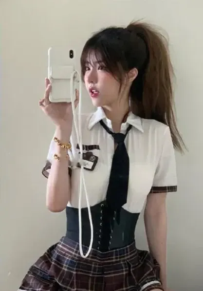 保琳球有点胖 cosplay 海外名称 保琳球有点胖公开造型照片，白色上衣搭配领带和格纹裙的自拍镜头