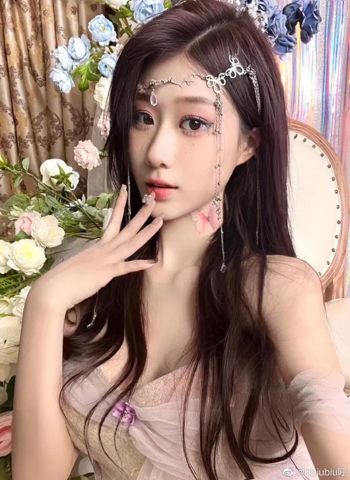bbiubiu呼海外Coser bbiubiu呼背景色调与光线层次公开图片