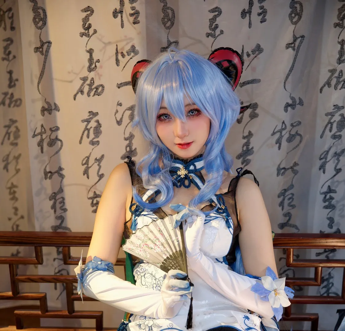 屑雪雪鸭海外名称识别与Cosplay作品 屑雪雪鸭Cosplay近景照片,人物拥有浅蓝色发型,穿着白蓝配色服装并手持扇子,背景带有文字装饰