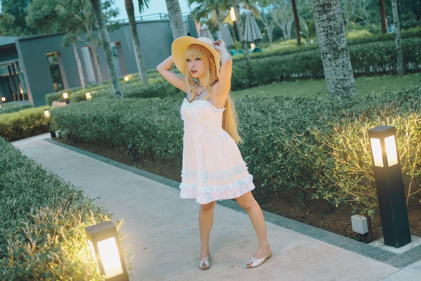 宫本彩希海外名称与作品 宫本彩希cosplay与写真视觉 宫本彩希户外白色裙装写真