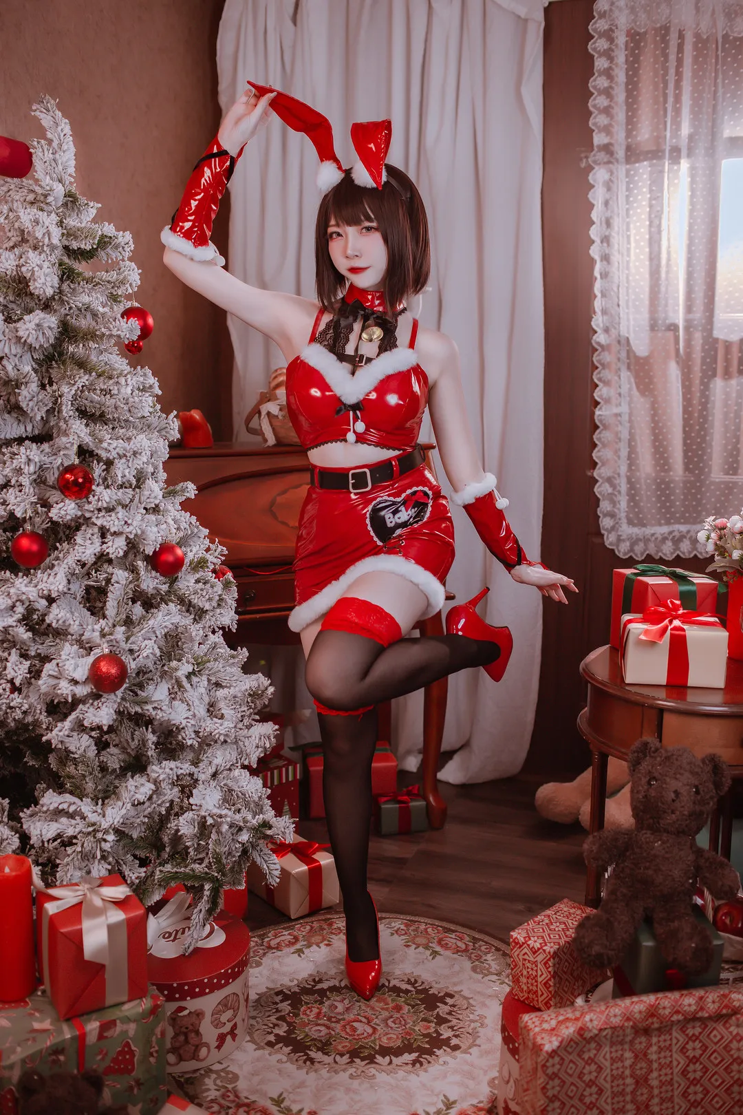 二佐nisa cosplay海外名称与作品 二佐nisa红色主题Cosplay照片,人物穿着红色服装,背景包含节日装饰
