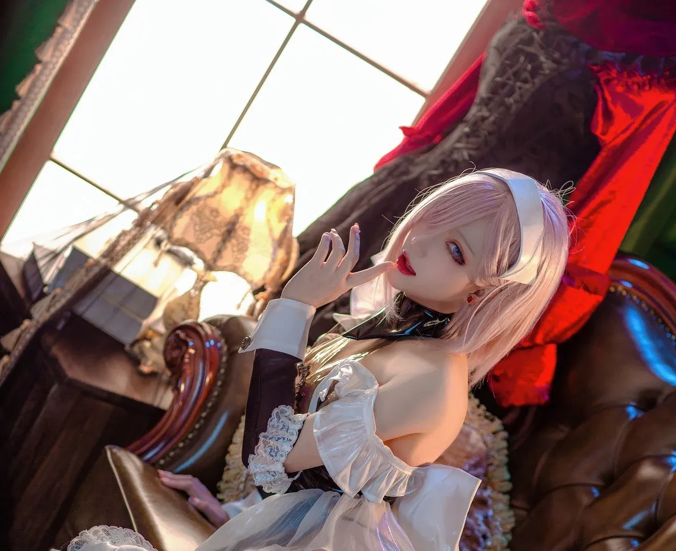 o泡果奶海外Coser o泡果奶公开造型照片，浅色短发或假发搭配浅色服装的视觉呈现